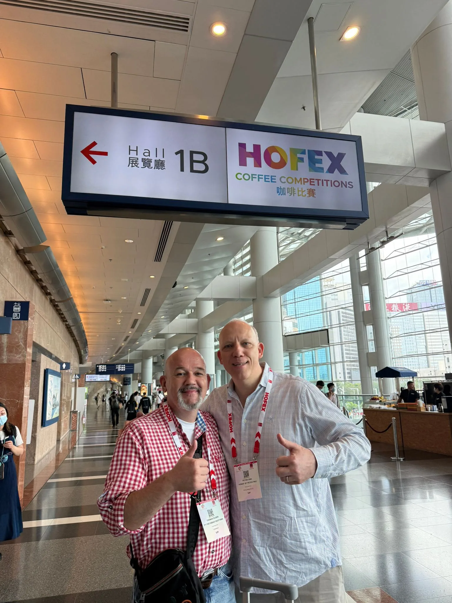 Thomas Ruder mit einem Fachkollegen auf der internationalen Fachmesse HOFEX in Hongkong