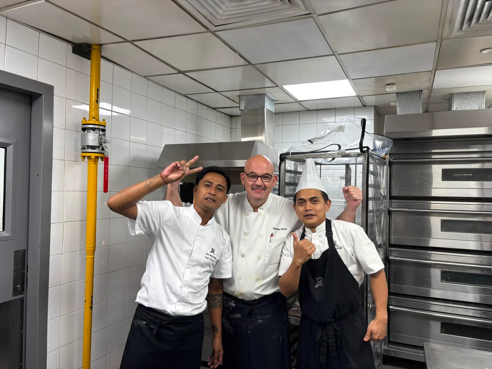 Thomas Ruder mit zwei Bäckern seines Teams in einer professionellen Hotel-Backstube