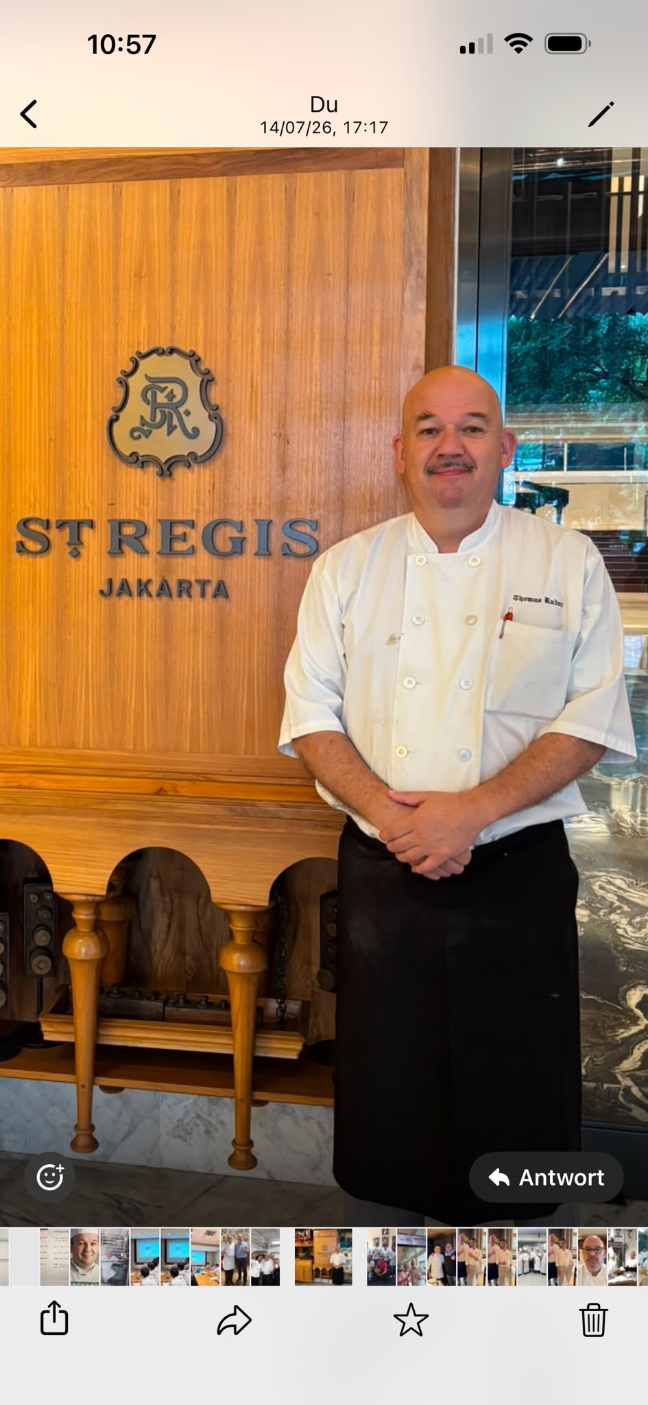 Thomas Ruder in Bäckerjacke vor dem Schriftzug des St. Regis Jakarta